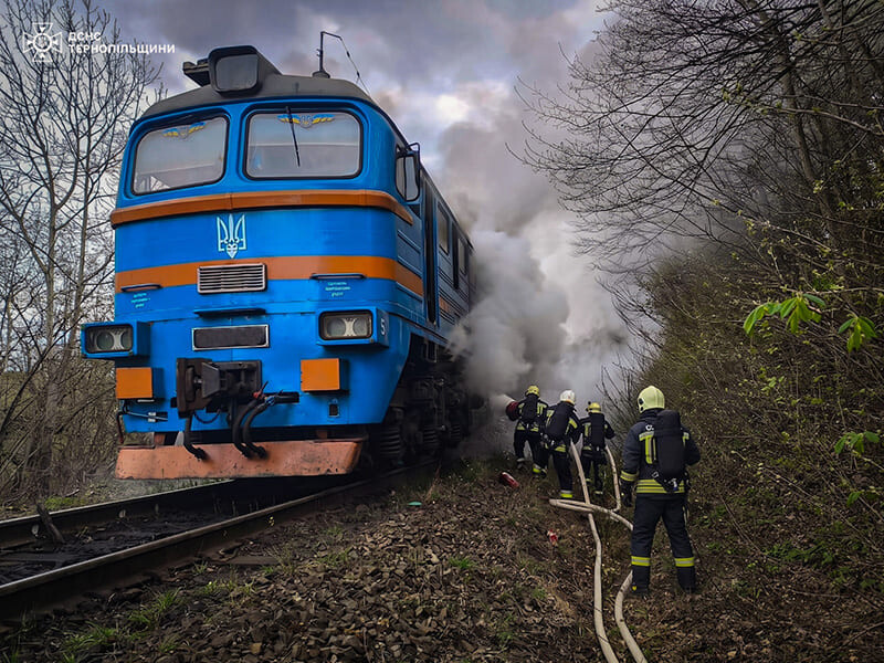 Поблизу Чорткова загорівся тепловоз (ФОТО)