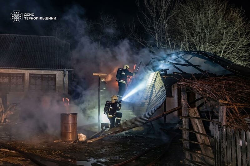 У Гримайлівській громаді згоріли господарська будівля та два автомобілі