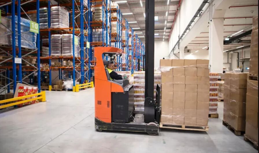 Річтрак та інша складська техніка: переваги використання та де придбати