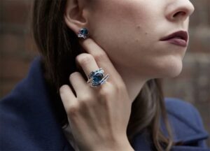 Вечірній вихід: сережки-цвяшки, які виглядають дорожче за діаманти