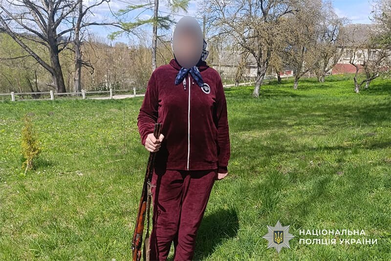 На Кременеччині пролунали постріли: поліція виявила жінку з рушницею