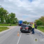 На Чортківщині водій “Фольксвагена” влетів у вантажівку. Є травмовані