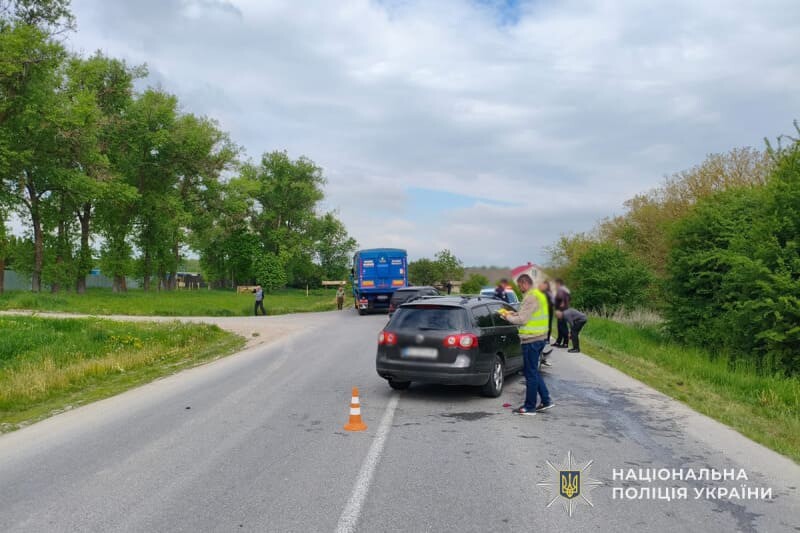 На Чортківщині водій “Фольксвагена” влетів у вантажівку. Є травмовані