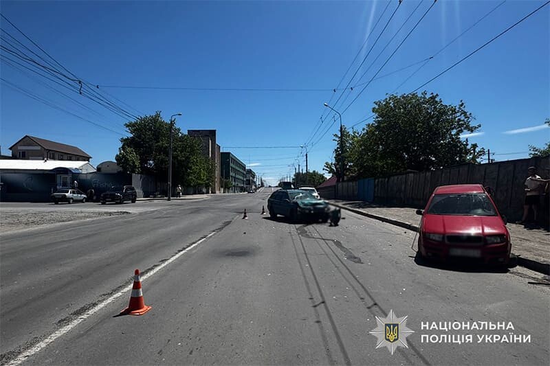 У Тернополі зіткнулися “Шкода” і “Вольво”. Обоє водіїв травмовані