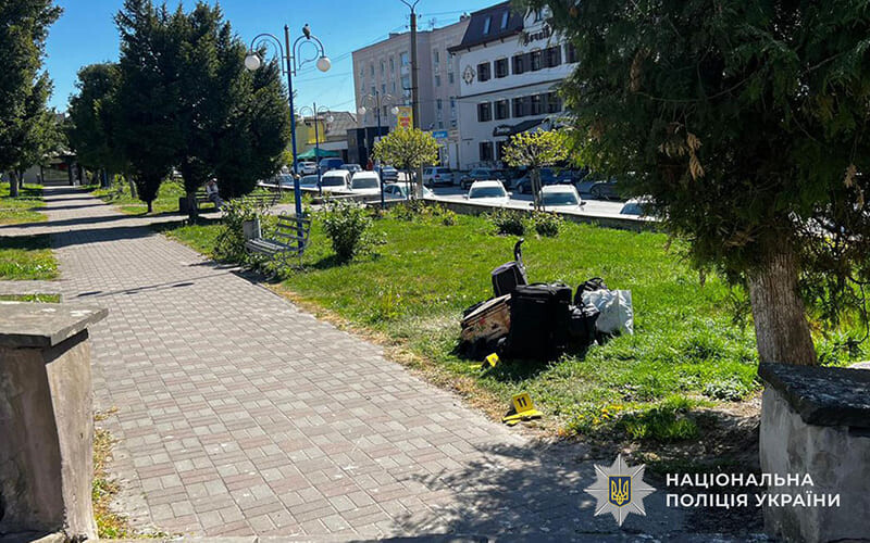 У центрі Почаєва чоловік завдав жінці важкого ножового поранення