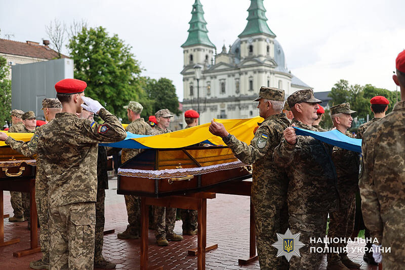 Тернопіль попрощався із сімома невідомими захисниками України
