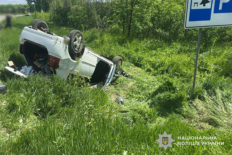 На трасі Тернопіль – Підволочиськ перекинувся автомобіль