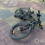 У Тернополі водій самоката збив велосипедиста і втік з місця аварії