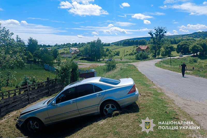 На Бережанщині водійка “Мерседесу” заїхала у кювет