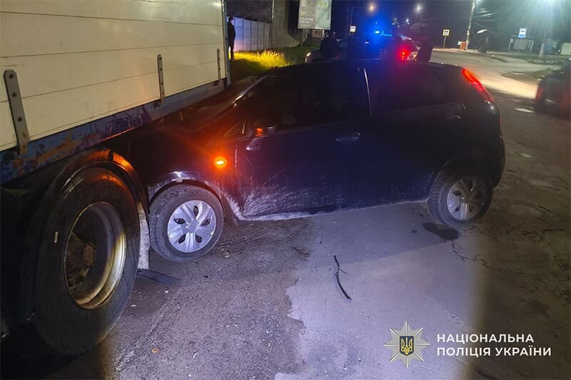 У Чорткові п’яна водійка “Фіату” заїхала у вантажівку