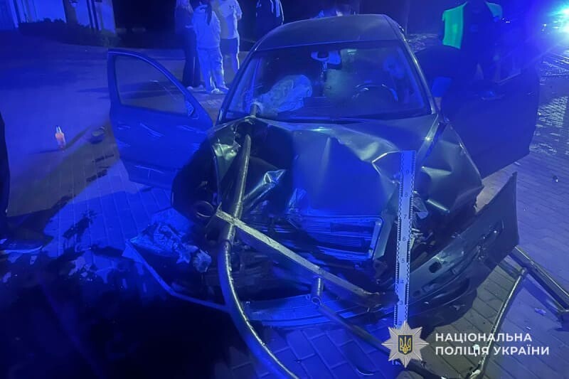 У Тернополі п’яний водій заїхав в огорожу. Двоє людей травмовано
