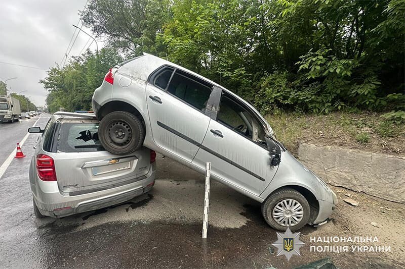 У Тернополі сталася акробатична аварія (ФОТО)
