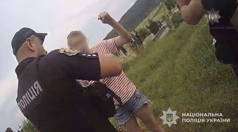На Бережанщині пасажирка мотоцикла вдарила поліцейського