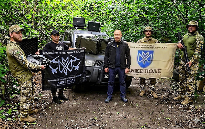 Сергій Надал від Тернополя на фронті передав воїнам 128-ї бригади «Дике Поле» позашляховик, квадрокоптери та зарядні станції