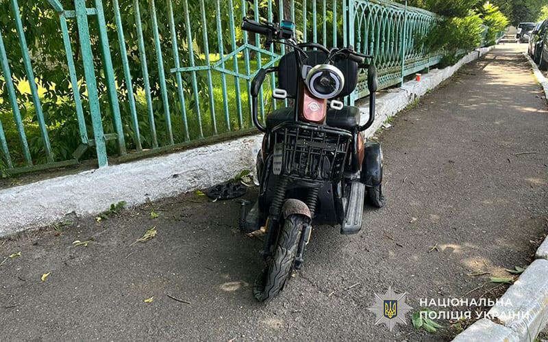 У Заліщиках 8-річний хлопчик на скутері заїхав в огорожу та отримав важкі травми