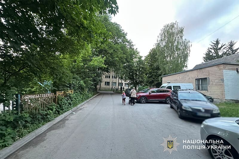 У Тернополі водій електросамоката збив пішохода і втік
