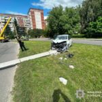 У Тернополі легковий автомобіль збив електроопору. Водій травмований