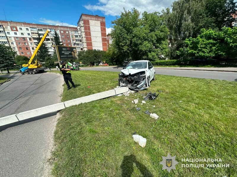 У Тернополі легковий автомобіль збив електроопору. Водій травмований