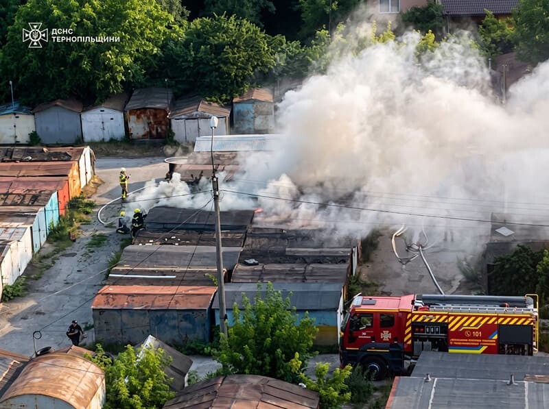 У Тернополі під час пожежі пошкоджено 5 гаражів