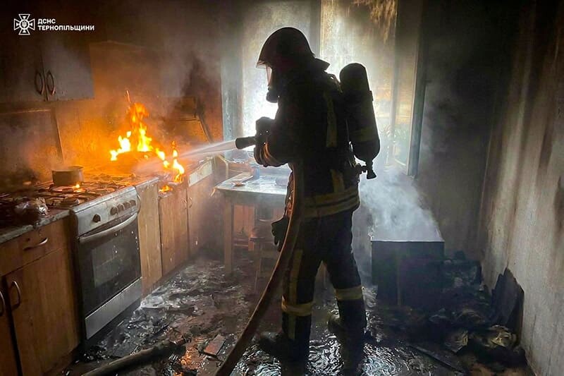 У Збаражі під час пожежі квартири травмувалася жінка