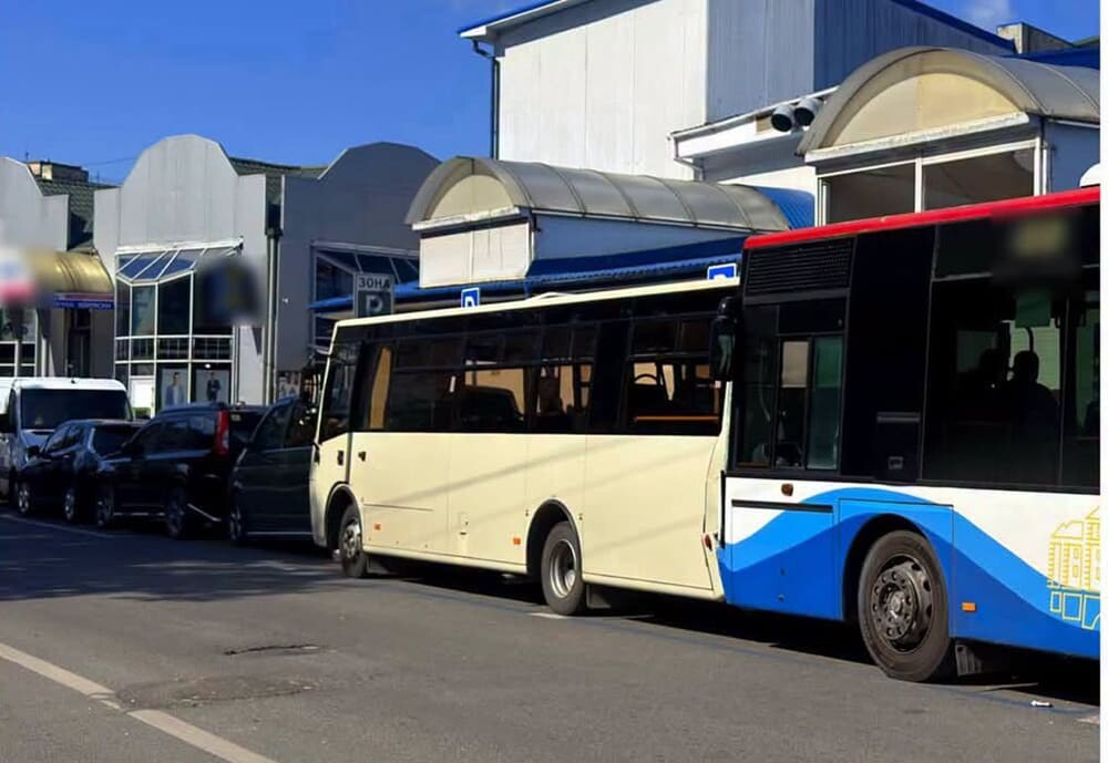 Переплутав педалі: у Тернополі сталася аварія за участі 8 транспортних засобів