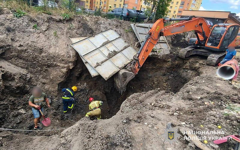 У Тернополі під час проведення земляних робіт ґрунтом засипало двох чоловіків