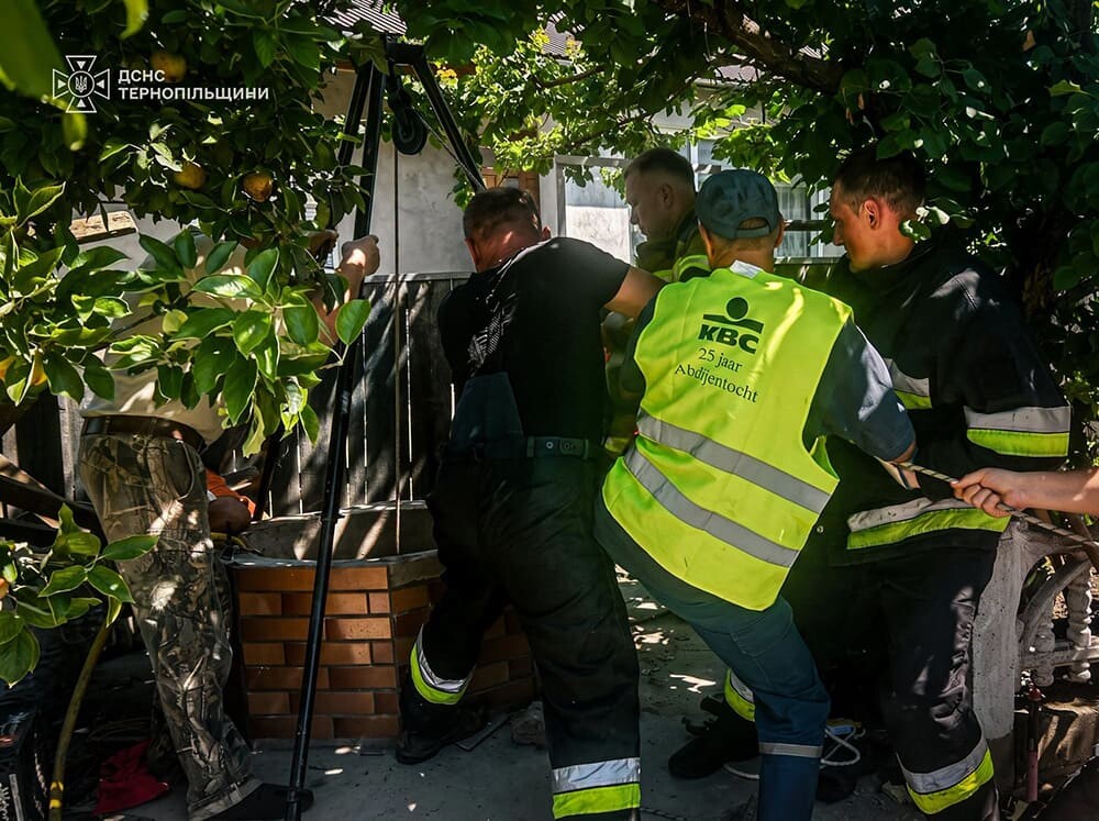 У Чортківському районі підняли з колодязя травмованого чоловіка