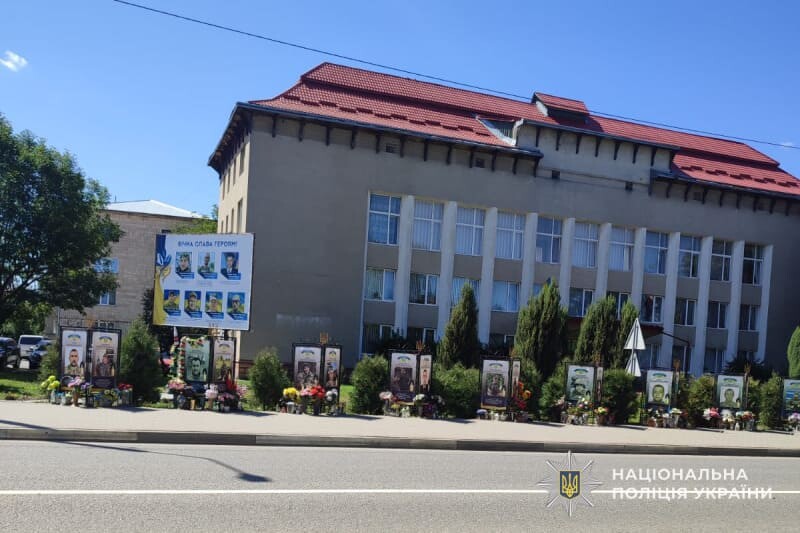 У Монастириськах розшукали трьох дівчат, які поблизу Алеї Героїв влаштували танці під російську музику