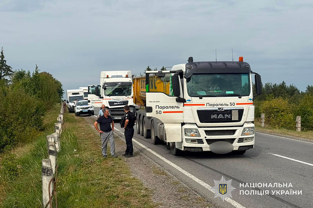 На Тернопільщині під час обгону зіткнулися дві вантажівки