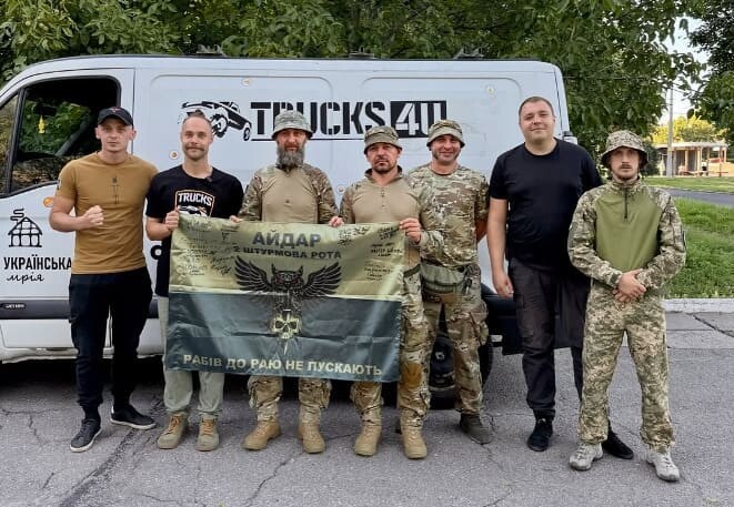 Шлях авто на фронт: хто стоїть за однією переданою машиною