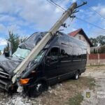 Рейсовий автобус “Теребовля – Бучач” в’їхав в електроопору. Є травмовані