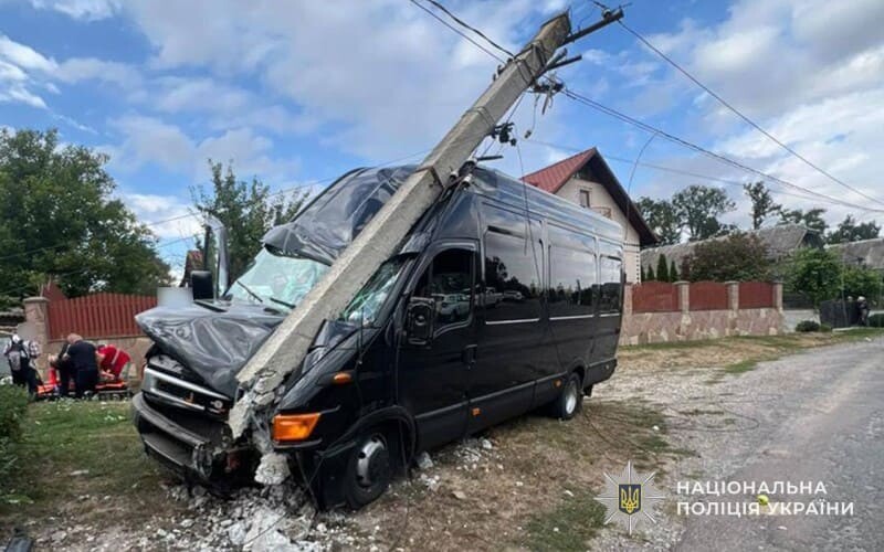 Рейсовий автобус “Теребовля – Бучач” в’їхав в електроопору. Є травмовані
