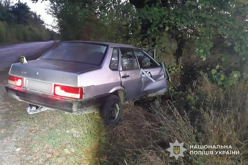 У Мельниці-Подільській водій ВАЗу в’їхав у дерево. Троє травмованих