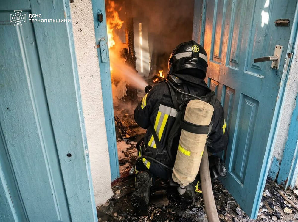 На Кременеччині згоріла господарська будівля