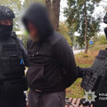 У Тернополі чоловік біля автозаправки погрожував перехожим зброєю