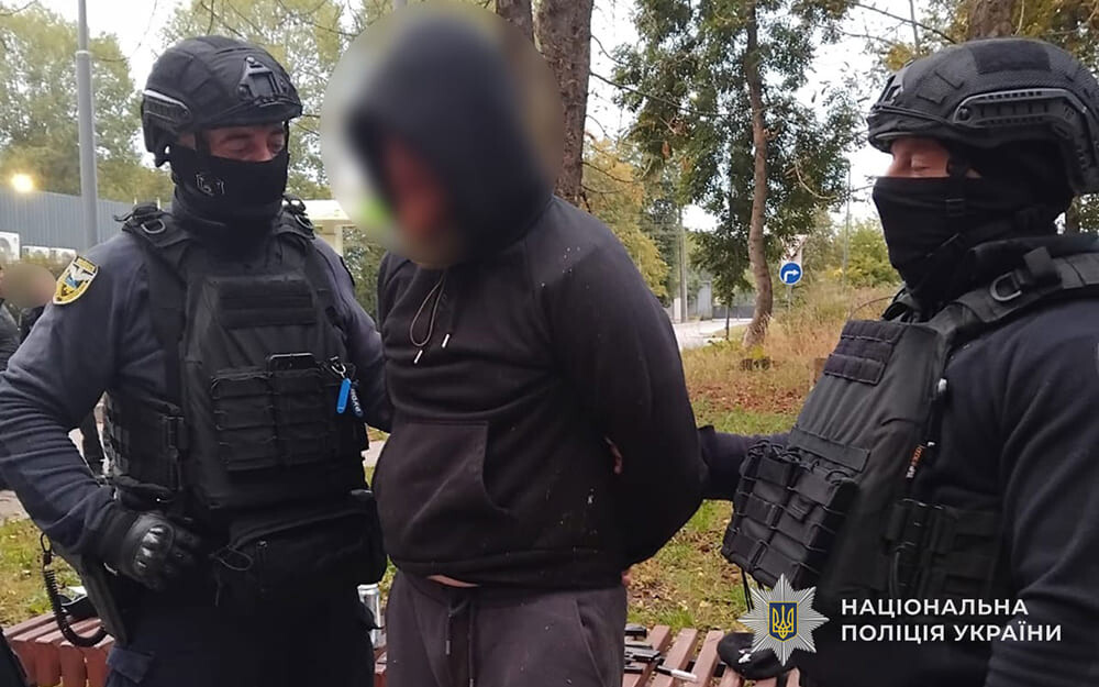 У Тернополі чоловік біля автозаправки погрожував перехожим зброєю