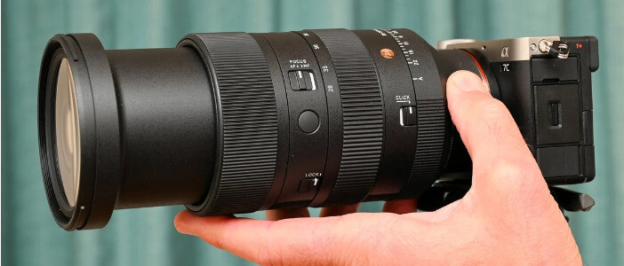 Бічний вигляд об'єктива Sigma 28-105mm f/2.8 DG DN Art з висунутим на 105 мм тубусом та елементами керування на камері Sony a7C
