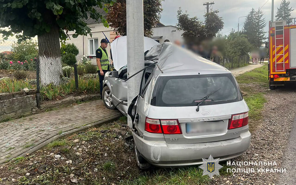 У Струсові водій КІА заїхав у бетонний стовп (ФОТО)