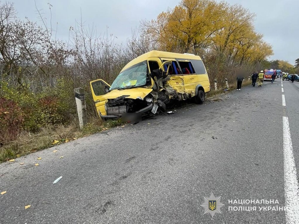 На трасі Тернопіль – Скалат жахлива аварія: одна людина загинула і 9 – травмовані