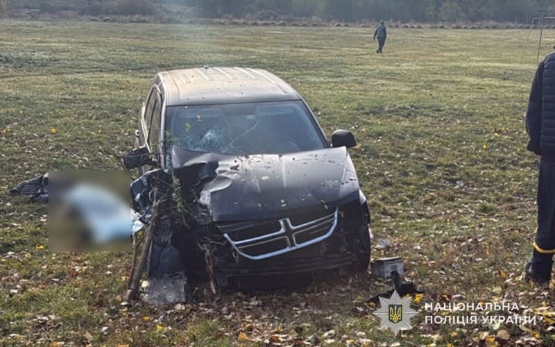 Поблизу Тернополя перекинувся автомобіль: одна людина загинула і троє травмованих