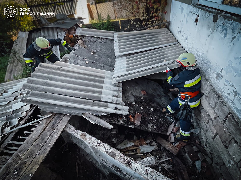 У Бучачі врятували чоловіка, якого затиснуло бетонною плитою