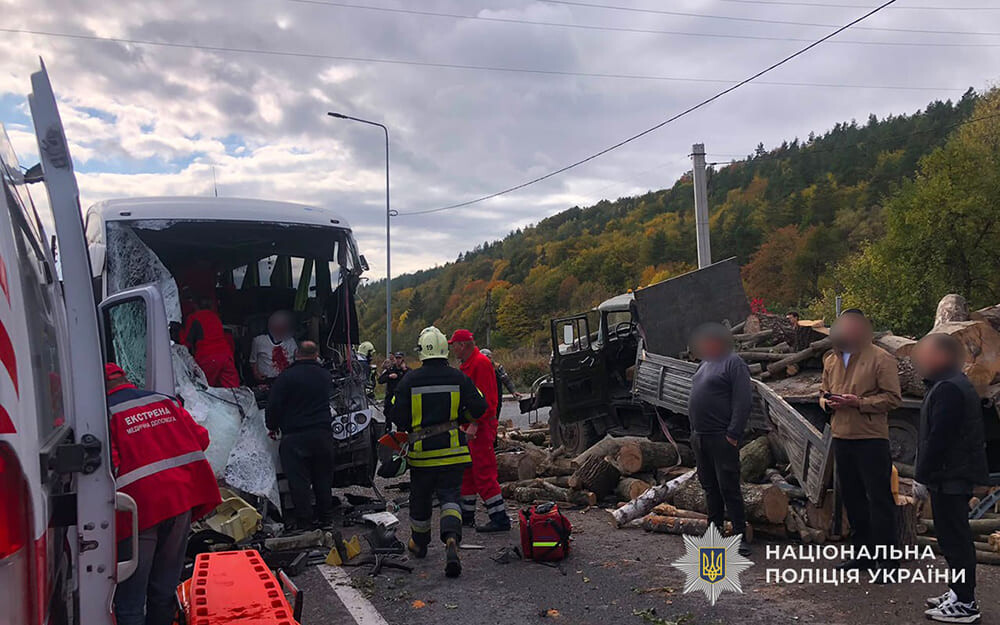 У Монастириській громаді зіткнулися вантажівка та автобус