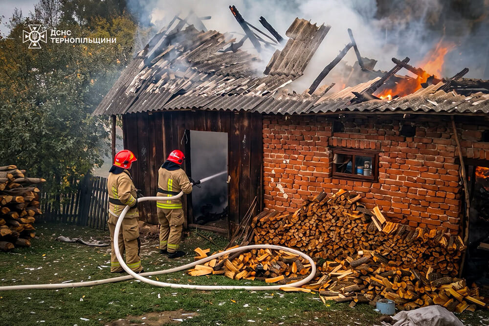 У Підгаєцькій громаді горіла господарська будівля