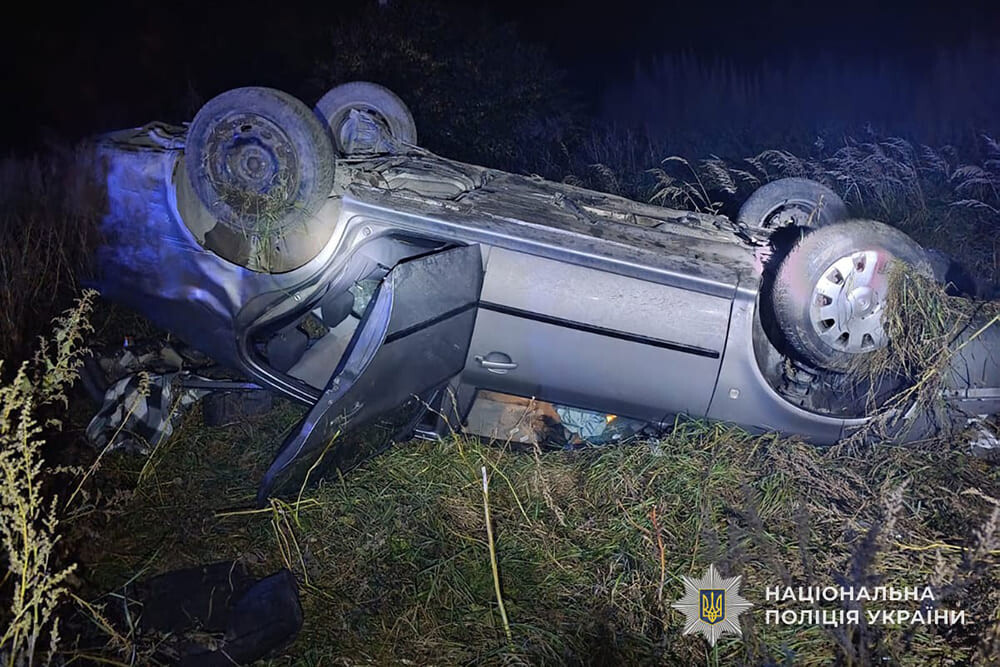 У Стегниківцях перекинувся автомобіль. Пасажирка отримала важкі травми